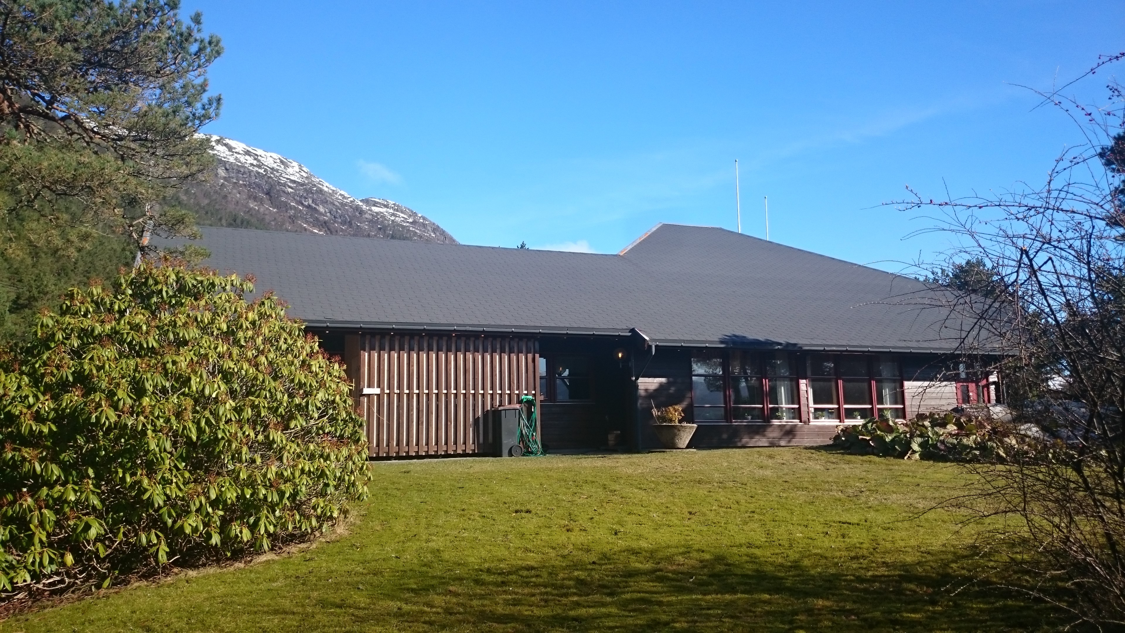Alværa-med-fjell-i-bakgrunn